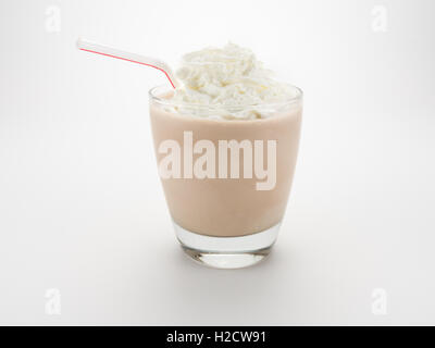 MIlk Shake con paglia e panna montata su sfondo bianco Foto Stock