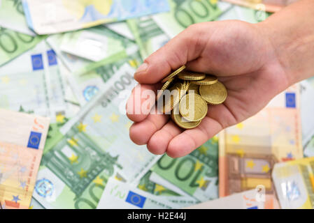 Monete in man mano closeup Foto Stock