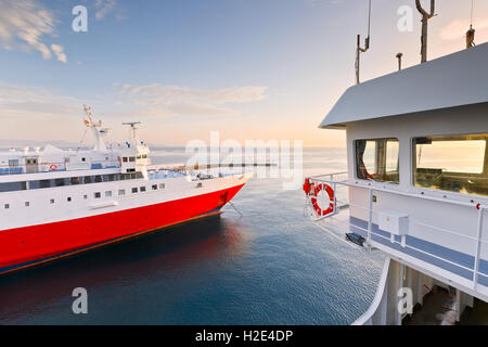 I traghetti nel porto di Rafina in Atene. Foto Stock