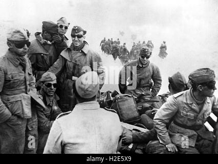 L'immagine della propaganda nazista raffigura membri dell'equipaggio di bombardieri in servizio nel deserto del Nord Africa. La foto è stata pubblicata nel febbraio 1942. Fotoarchiv für Zeitgeschichte - NESSUN SERVIZIO DI CABLAGGIO - | utilizzo in tutto il mondo Foto Stock