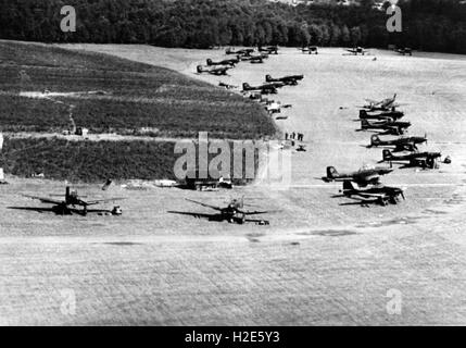 L'immagine della propaganda nazista raffigura i bombardieri subacquei, tipo Junkers Ju 87, della Wehrmacht tedesca su una pista di volo in prima linea vicino Varsavia, Polonia. La foto è stata pubblicata nel settembre 1939. Fotoarchiv für Zeitgeschichte- NO WIRE SERVICE - | utilizzo in tutto il mondo Foto Stock