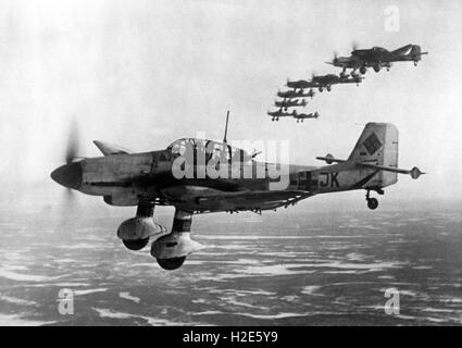 L'immagine della propaganda nazista raffigura un paio di bombardieri subacquei, tipo Junker Ju 87 della Wehrmacht tedesca dopo un bombardamento nella zona di combattimento di Kandalaksha, Russia, sul fronte orientale. La foto è stata scattata nel giugno 1944. Fotoarchiv für Zeitgeschichte - NESSUN SERVIZIO DI CABLAGGIO - | utilizzo in tutto il mondo Foto Stock