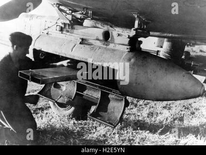 L'immagine della propaganda nazista raffigura un primo piano di un cannone da 37 mm di un bombardiere subacqueo, tipo Junker Ju 87G della Wehrmacht tedesca. Il cannone viene utilizzato contro i carri armati alleati. La foto è stata pubblicata nel maggio 1944. Fotoarchiv für Zeitgeschichte - NESSUN SERVIZIO DI CABLAGGIO - | utilizzo in tutto il mondo Foto Stock