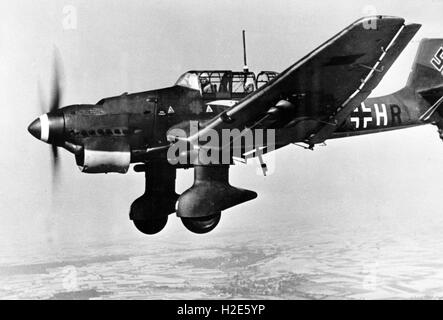 L'immagine della propaganda nazista raffigura un bombardiere d'immersione, tipo Junker Ju 87, della Wehrmacht tedesca dopo il ritorno di uno sciopero aereo contro la Gran Bretagna. La foto è stata pubblicata nell'agosto 1940. Fotoarchiv für Zeitgeschichte - NESSUN SERVIZIO DI CABLAGGIO - | utilizzo in tutto il mondo Foto Stock