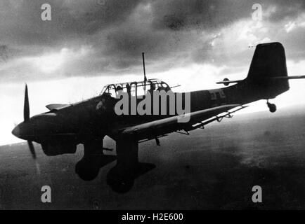 L'immagine della propaganda nazista raffigura un bombardiere subacqueo, tipo Junker Ju 87 della Wehrmacht tedesca in Nord Africa. La foto è stata pubblicata nel maggio 1941. Fotoarchiv für Zeitgeschichte - NESSUN SERVIZIO DI CABLAGGIO - | utilizzo in tutto il mondo Foto Stock