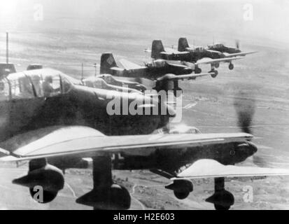 L'immagine della propaganda nazista raffigura un'associazione di bombardieri subacquei, tipo Junker Ju 87 della Wehrmacht tedesca. La foto è stata pubblicata nel novembre 1943. Fotoarchiv für Zeitgeschichte - NESSUN SERVIZIO DI CABLAGGIO - | utilizzo in tutto il mondo Foto Stock