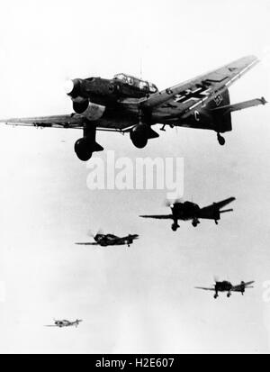 L'immagine della propaganda nazista raffigura un paio di bombardieri subacquei, tipo Junker Ju 87 della Wehrmacht tedesca. La foto è stata pubblicata nel giugno 1941. Fotoarchiv für Zeitgeschichte - NESSUN SERVIZIO DI CABLAGGIO - | utilizzo in tutto il mondo Foto Stock