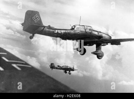 L'immagine della propaganda nazista raffigura un bombardiere subacqueo, tipo Junker Ju 87 della Wehrmacht tedesca sulla strada per un raid aereo. La foto è stata pubblicata nel luglio 1940. Fotoarchiv für Zeitgeschichte - NESSUN SERVIZIO DI CABLAGGIO - | utilizzo in tutto il mondo Foto Stock