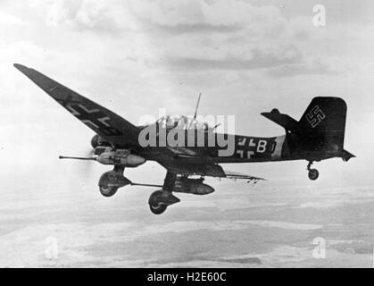 L'immagine della propaganda nazista raffigura un bombardiere subacqueo, tipo Junker Ju 87G della Wehrmacht tedesca su un volo di combattimento sul fronte orientale. La foto è stata pubblicata nell'agosto 1944. Fotoarchiv für Zeitgeschichte - NESSUN SERVIZIO DI CABLAGGIO - | utilizzo in tutto il mondo Foto Stock