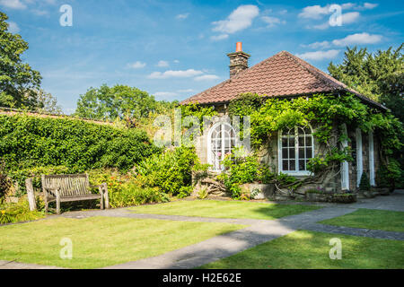 Il vecchio giardino cottage e panca Yorkshire Ray Boswell Foto Stock