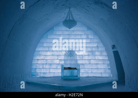 Trono di ghiaccio, hall Icehotel in Jukkasjarvi, Norrbotten County, Svezia Foto Stock