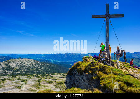 Gli escursionisti al vertice, vertice di croce, Hoher Ifen, 2230m, Algovia Alpi, border, Baviera, Germania, Vorarlberg, Austria Foto Stock