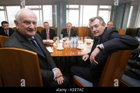 Il ministro degli Affari esteri irlandese Dermot Ahern TD, tiene il suo primo incontro con l arcivescovo Robin Eames e il sig. Denis Bradley del gruppo consultivo per il passato a Windsor House, Bedford Street, Belfast, 27 feb 2008. Il Ministro Ahern separatamente tenere colloqui con gli Stati Uniti Sotto Segretario Paula Dobriansky prima voce off a consegnare il St Brigid della lezione nella parrocchia universitaria di Santa Brigida nel sud di Belfast. Foto Stock