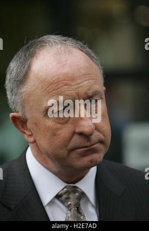 File: il Ministro degli Affari esteri irlandese Dermot Ahern TD, parla ai media a Windsor House, Bedford Street, Belfast, 27 feb 2008. Il Ministro Ahern separatamente terranno colloqui con gli Stati Uniti Sotto Segretario Paula Dobriansky e con l'Arcivescovo Robin Eames e il sig. Denis Bradley del gruppo consultivo sul passato prima voce off a consegnare il St Brigid della lezione nella parrocchia universitaria di Santa Brigida nel sud di Belfast. Foto Stock