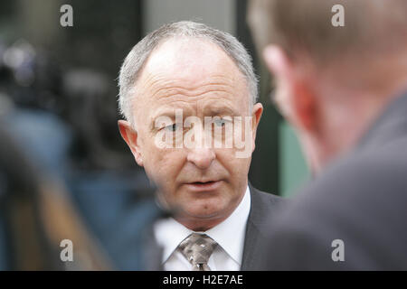 File foto: Il ministro degli Affari esteri irlandese Dermot Ahern TD, parla ai media a Windsor House, Bedford Street, Belfast, 27 feb 2008. Il Ministro Ahern separatamente terranno colloqui con gli Stati Uniti Sotto Segretario Paula Dobriansky e con l'Arcivescovo Robin Eames e il sig. Denis Bradley del gruppo consultivo sul passato prima voce off a consegnare il St Brigid della lezione nella parrocchia universitaria di Santa Brigida nel sud di Belfast. Foto Stock