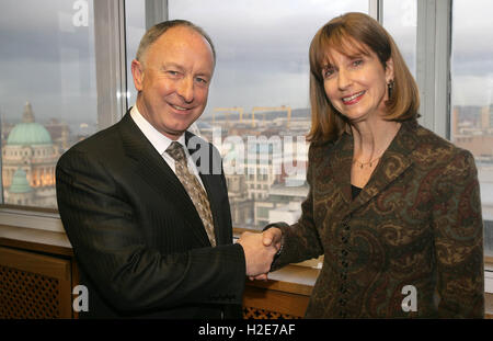 File foto: Il ministro degli Affari esteri irlandese Dermot Ahern TD, saluta gli Stati Uniti Sotto Segretario Paula Dobriansky prima di una riunione a Windsor House, Bedford Street, Belfast, 27 feb 2008. Il Ministro Ahern sarà presto in grado di offrire la St Brigid della lezione nella parrocchia universitaria di Santa Brigida nel sud di Belfast in tarda serata. Foto Stock