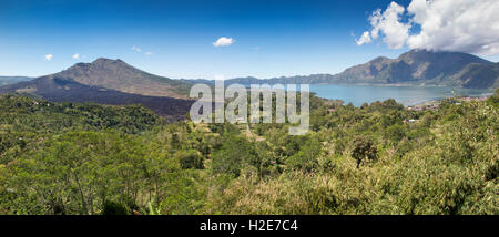 Indonesia, Bali, Kedisan, Gunung Batur double caldera, picco nel cratere e Danau Lago Batur, panoramica Foto Stock