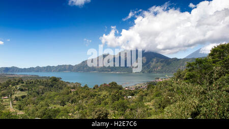 Indonesia, Bali, Kedisan, Gunung Batur, interna il cratere del lago ed insediamenti lacustri, panoramica Foto Stock