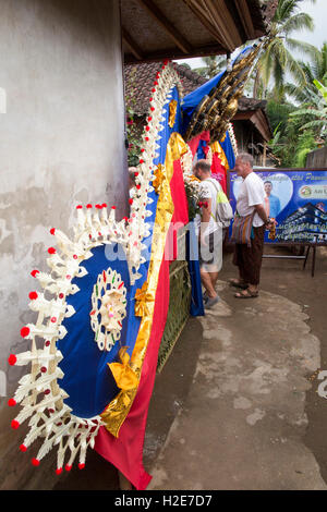 Indonesia, Bali, Payangan, Susut, decorazioni per matrimoni al di fuori di casa di villaggio con gli occidentali di entrare Foto Stock