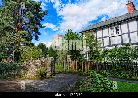 Una sala da tè e il vecchio mezzo in legno bianco e nero cottage accanto alla chiesa a Eardisland, Herefordshire. Foto Stock