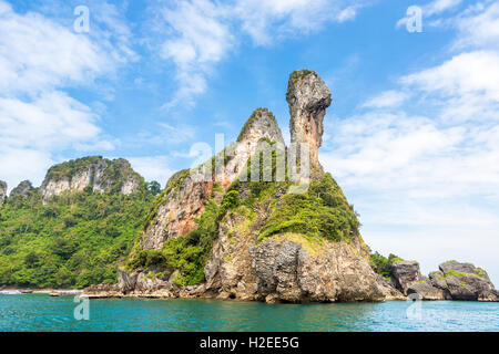 Isola di pollo vicino a Railay Beach nella provincia di Krabi nel mare delle Andamane nel sud della Thailandia. Foto Stock