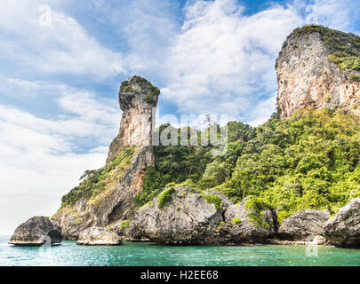 Isola di pollo vicino a Railay Beach nella provincia di Krabi nel mare delle Andamane nel sud della Thailandia. Foto Stock