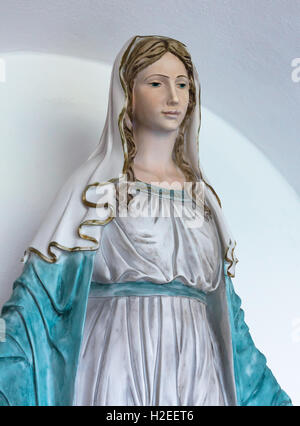 Statua di santa donna isolato su sfondo chiaro Foto Stock