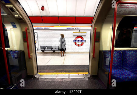 Londra, Inghilterra, Regno Unito. La metropolitana di Londra la stazione della metropolitana: stazione Porte aperte a Liverpool Street station Foto Stock