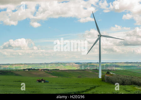 Una turbina eolica a Termoli, il sud dell'Italia. Foto Stock