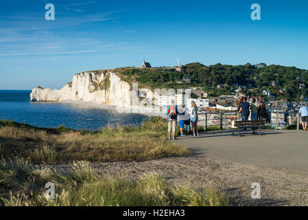 I turisti alla ricerca di chalk cliff Porte d'Amont e Cappella Notre-Dame-de-la-Garde al Etretat, Alta Normandia, Francia, Unione europea, Euro Foto Stock