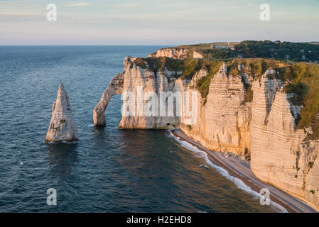 Le Scogliere di Etretat sulla costa della Normandia, Francia, Unione Europea, Europa Foto Stock