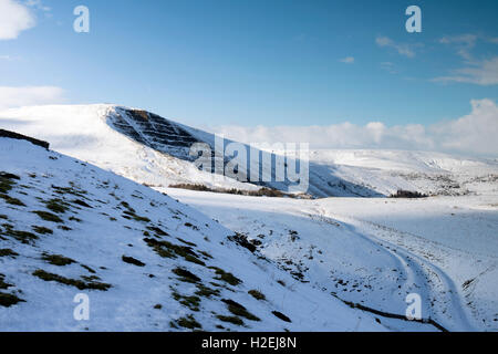 Coperta di neve Mam Tor nel distretto di Peak Derbyshire vicino Castelton Inghilterra Foto Stock