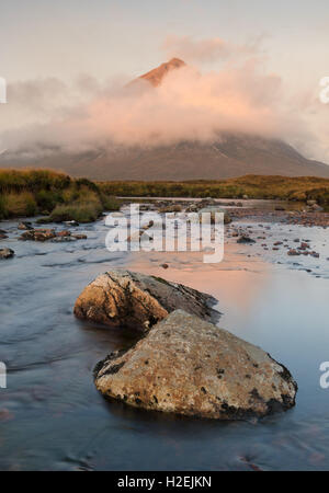 Il Cloud swathed Buachaille Etive Mor e il fiume Etive all'alba, Glen Coe, Highlands scozzesi, Scozia Foto Stock