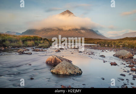 Fiume Etive e una nuvola swathed Buachaille Etive Mor, Glen Coe, Highlands scozzesi, Scozia Foto Stock