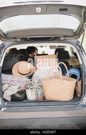 Bagagliaio auto pieno di borse Foto stock - Alamy