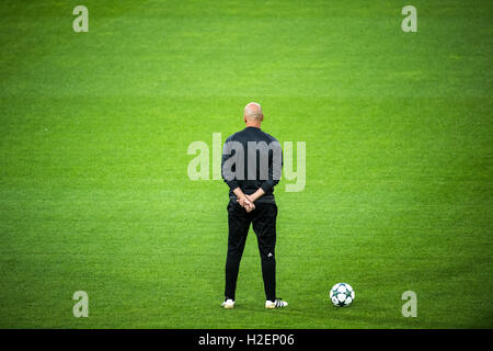 Dortmund, Germania. 26 Sep, 2016. Del Real Madrid in pullman Zinedine Zidane dopo l'ultima sessione di formazione del suo team di Dortmund, Germania, il 26 settembre 2016. La Champions League match tra Borussia Dortmund e Real Madrid ha luogo il 27 settembre 2016. Foto: BERND THISSEN/dpa/Alamy Live News Foto Stock