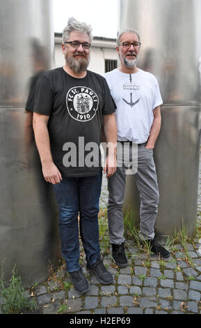 Colonia, Germania. Il 22 settembre, 2016. Gli autori Arnd Rueskamp (r) e Hendrik Neubauer (l) in posa davanti a una lettura dal loro libro 'Strand ohne Wiederkehr' (lit. " Spiaggia di non ritorno') durante il crimine thriller festival "crimine" di Colonia a Colonia, Germania, 22 settembre 2016. Foto: HENNING KAISER/dpa/Alamy Live News Foto Stock