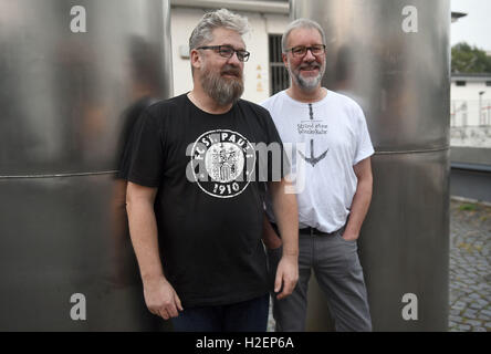 Colonia, Germania. Il 22 settembre, 2016. Gli autori Arnd Rueskamp (r) e Hendrik Neubauer (l) in posa davanti a una lettura dal loro libro 'Strand ohne Wiederkehr' (lit. " Spiaggia di non ritorno') durante il crimine thriller festival "crimine" di Colonia a Colonia, Germania, 22 settembre 2016. Foto: HENNING KAISER/dpa/Alamy Live News Foto Stock