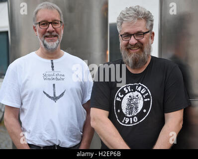 Colonia, Germania. Il 22 settembre, 2016. Gli autori Arnd Rueskamp (l) e Hendrik Neubauer (r) in posa davanti a una lettura dal loro libro 'Strand ohne Wiederkehr' (lit. " Spiaggia di non ritorno') durante il crimine thriller festival "crimine" di Colonia a Colonia, Germania, 22 settembre 2016. Foto: HENNING KAISER/dpa/Alamy Live News Foto Stock