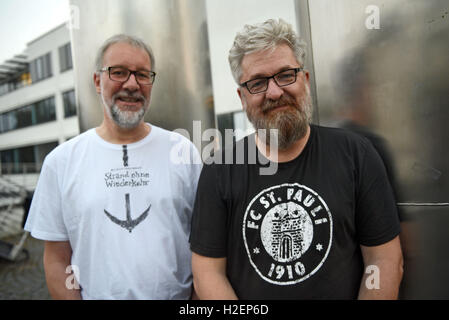 Colonia, Germania. Il 22 settembre, 2016. Gli autori Arnd Rueskamp (l) e Hendrik Neubauer (r) in posa davanti a una lettura dal loro libro 'Strand ohne Wiederkehr' (lit. " Spiaggia di non ritorno') durante il crimine thriller festival "crimine" di Colonia a Colonia, Germania, 22 settembre 2016. Foto: HENNING KAISER/dpa/Alamy Live News Foto Stock