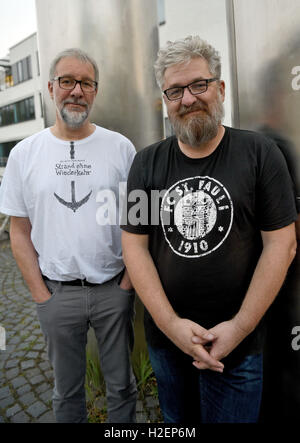 Colonia, Germania. Il 22 settembre, 2016. Gli autori Arnd Rueskamp (l) e Hendrik Neubauer (r) in posa davanti a una lettura dal loro libro 'Strand ohne Wiederkehr' (lit. " Spiaggia di non ritorno') durante il crimine thriller festival "crimine" di Colonia a Colonia, Germania, 22 settembre 2016. Foto: HENNING KAISER/dpa/Alamy Live News Foto Stock