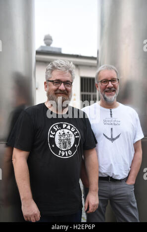 Colonia, Germania. Il 22 settembre, 2016. Gli autori Arnd Rueskamp (r) e Hendrik Neubauer (l) in posa davanti a una lettura dal loro libro 'Strand ohne Wiederkehr' (lit. " Spiaggia di non ritorno') durante il crimine thriller festival "crimine" di Colonia a Colonia, Germania, 22 settembre 2016. Foto: HENNING KAISER/dpa/Alamy Live News Foto Stock