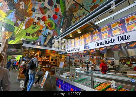 Rotterdam. Xxi Sep, 2016. Foto scattata il 7 settembre 21, 2016 mostra l'interno del Markthal indoor mercato alimentare a Rotterdam, Paesi Bassi. Il mercato coperto si trova nel centro della città di Rotterdam, il tetto dei quali è sagomato da un arco di 228 appartamenti. Questa combinazione di mercato e alloggiamento è il primo del suo genere, rendendolo un mondo premiere. L'interno dell'arcata porta la più grande opera in Olanda: Corno dell'Abbondanza. © Gong Bing/Xinhua/Alamy Live News Foto Stock