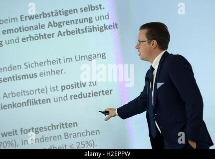 Berlino, Germania. Il 27 settembre, 2016. Direttore dello studio Stephan Boehm (Universitaet San Gallo) intervenendo sulla salute studio sull'influenza della digitalizzazione in materia di ambiente di lavoro. Foto: BRITTA PEDERSEN/dpa/Alamy Live News Foto Stock