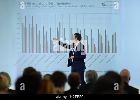 Berlino, Germania. Il 27 settembre, 2016. Direttore dello studio Stephan Boehm (Universitaet San Gallo) intervenendo sulla salute studio sull'influenza della digitalizzazione in materia di ambiente di lavoro. Foto: BRITTA PEDERSEN/dpa/Alamy Live News Foto Stock