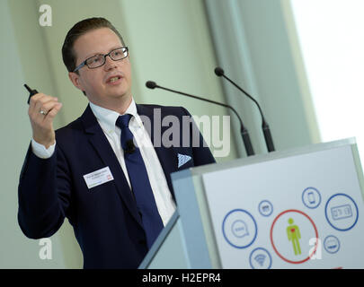 Berlino, Germania. Il 27 settembre, 2016. Direttore dello studio Stephan Boehm (Universitaet San Gallo) intervenendo sulla salute studio sull'influenza della digitalizzazione in materia di ambiente di lavoro. Foto: BRITTA PEDERSEN/dpa/Alamy Live News Foto Stock