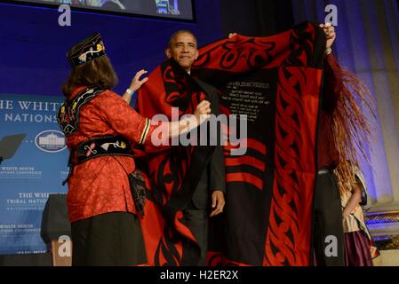 Washington DC, Stati Uniti d'America. 26 Settembre, 2016. Stati Uniti Il presidente Barack Obama ha una coperta di cerimoniale disposti su di lui da Mohegan Chief Lynn Malerba, sinistra e Brian Cladoosby, Presidente del Congresso Nazionale degli indiani d America, durante il White House Tribal Conferenza delle Nazioni Unite presso l Auditorium del Mellon Settembre 26, 2016 a Washington, DC. Credito: Planetpix/Alamy Live News Foto Stock