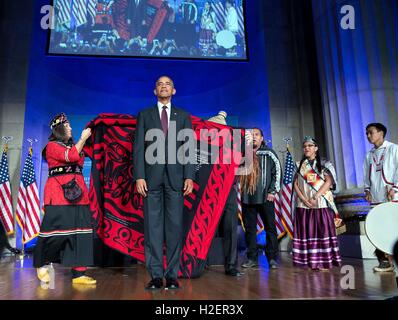 Washington DC, Stati Uniti d'America. 26 Settembre, 2016. Stati Uniti Il presidente Barack Obama riceve una coperta di cerimoniale dato lui da Mohegan Chief Lynn Malerba, sinistra e Brian Cladoosby, Presidente del Congresso Nazionale degli indiani d America, durante il White House Tribal Conferenza delle Nazioni Unite presso l Auditorium del Mellon Settembre 26, 2016 a Washington, DC. Credito: Planetpix/Alamy Live News Foto Stock