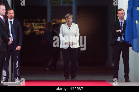 Berlino, Germania. Il 27 settembre, 2016. Il cancelliere tedesco Angela Merkel (CDU) in attesa che il Primo Ministro della Malesia Najib Razak presso la cancelleria di Berlino, Germania, 27 settembre 2016. Foto: BERND VON JUTRCZENKA/dpa/Alamy Live News Foto Stock