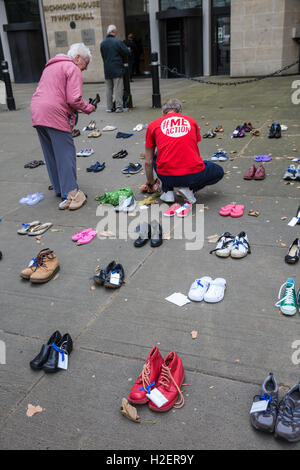 Londra, Regno Unito. 27 Settembre, 2016. Scarpe vuote schierate al di fuori del Reparto di Salute in Whitehall come parte di una 'Mmilioni mancante" protesta da parte di persone affette da me e la sindrome da affaticamento cronico. Il vuoto di calzature simboleggia i milioni di persone scomparse dalla loro carriera, nelle scuole, nella vita sociale e le famiglie grazie ai sintomi debilitanti della malattia. Credito: Mark Kerrison/Alamy Live News Foto Stock